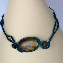 Halskette aus Mikromakramee in Entenblau mit einem Naturstein, dem Tigerauge